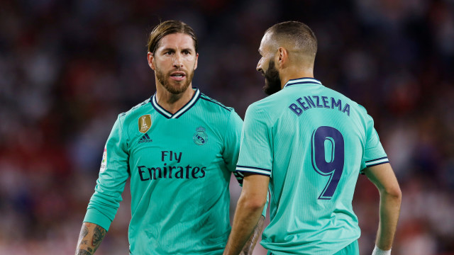 Sergio Ramos dan Karim Benzema di laga melawan Sevilla. Foto: Marcelo Del Pozo/REUTERS