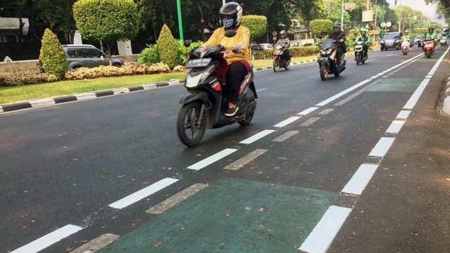 Jalur khusus sepeda di Jalan Pemuda, Rawamangun, Jakarta Timur. Foto: Andesta Herli Wijaya/kumparan