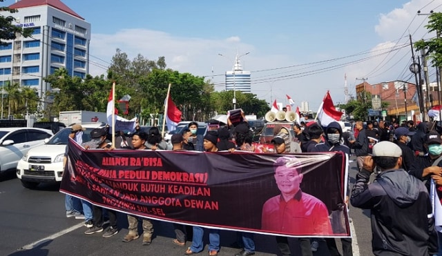 Massa Novianus melakukan aksi di Depan Kantor PDI Perjuangan Sulsel di Jalan Bawakaraeng Makassar, (Makassar Indeks).