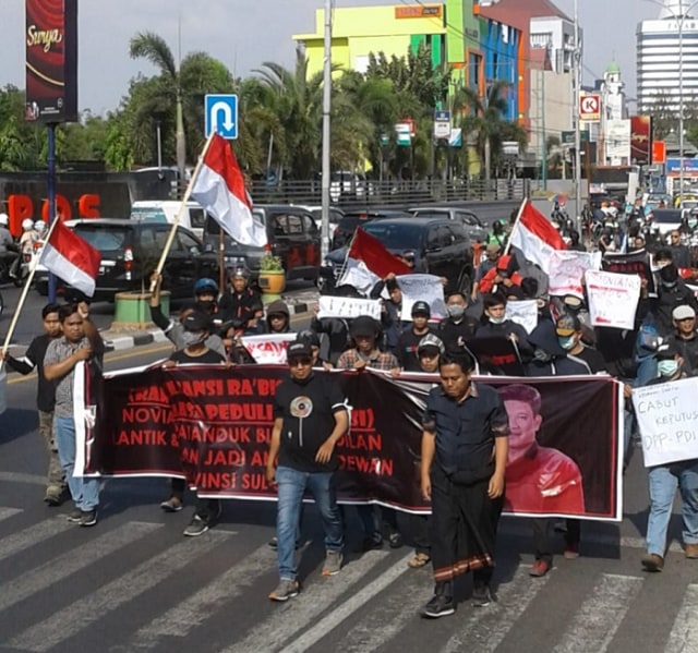Massa Caleg PDIP Sulsel Novin tutup jalan Urip Sumoharjo- Bawakaraeng Makassar (Makassar Indeks).