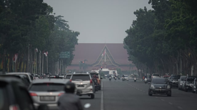Kabut asap menyelimuti kota Riau akibat kebakaran hutan dan lahan di Riau Foto: Faiz Zulfikar/kumparan