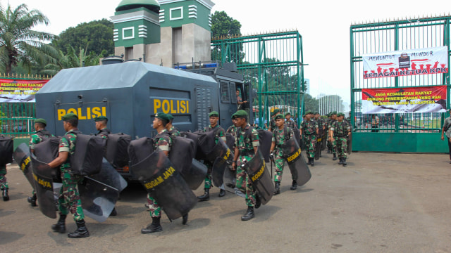 Sejumlah TNI bersiap mengamankan aksi demo di depan Gedung DPR, Jakarta, Senin (23/9/2019). Foto: Irfan Adi Saputra/kumparan