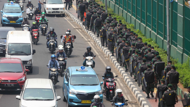 Sejumlah TNI bersiap mengamankan aksi demo di depan Gedung DPR, Jakarta, Senin (23/9/2019). Foto: Irfan Adi Saputra/kumparan