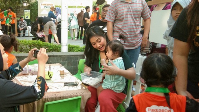 Caca Tengker dan Ansara di Central Park.