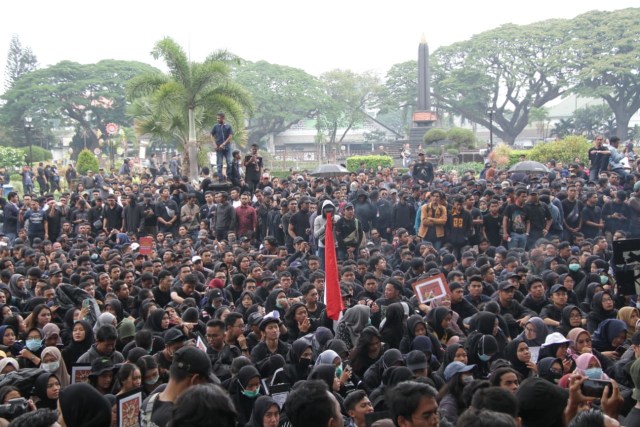 Suasana demonstrasi di depan DPRD Kota Malang, senin siang (23/9). Foto: bayu eka novanta/tugumalangid