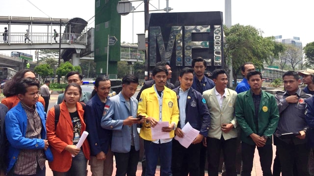 Konferensi pers mahasiswa jelang aksi 23-24 September, di Tugu Reformasi, Trisakti, Jakarta Barat, Senin (23/9/2019). Foto: Lutfan Darmawan/kumparan