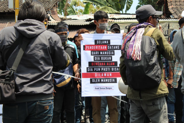 Peserta aksi #GejayanMemanggil berkumpul di pertigaan Colombo, Senin (23/9/2019). Foto: Birgita