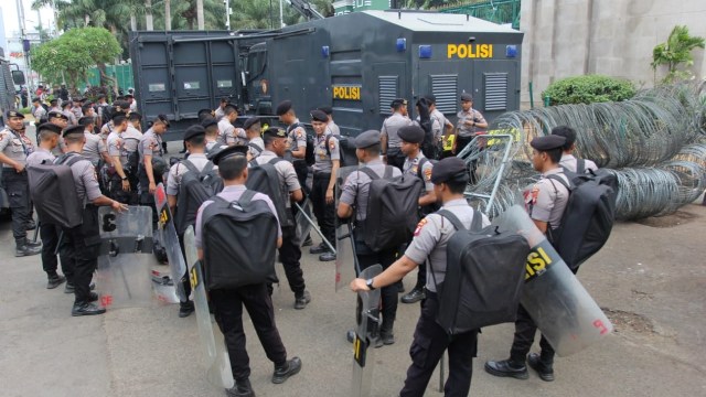 Sejumlah polisi bersiap mengamankan aksi demo di depan Gedung DPR, Jakarta, Senin (23/9/2019). Foto: Irfan Adi Saputra/kumparan