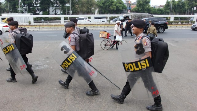 Sejumlah polisi bersiap mengamankan aksi demo di depan Gedung DPR, Jakarta, Senin (23/9/2019). Foto: Irfan Adi Saputra/kumparan