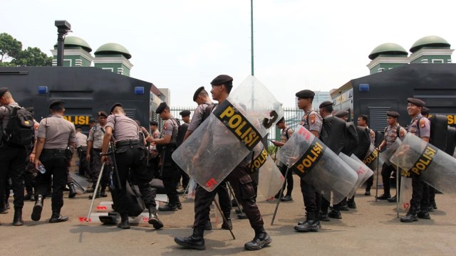 Sejumlah polisi bersiap mengamankan aksi demo di depan Gedung DPR, Jakarta, Senin (23/9/2019). Foto: Irfan Adi Saputra/kumparan