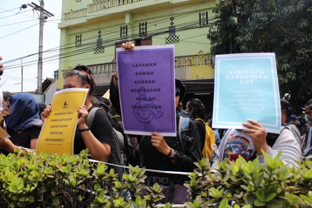 Poster yang dibawa massa aksi #GejayanMemanggil. Foto: Birgita.