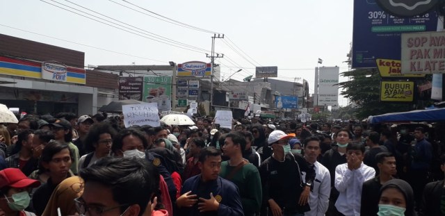 Massa Aksi #GejayanMemanggil mulai bergerak ke Jalan Gejayan, Senin (23/9/2019). Foto: Dion