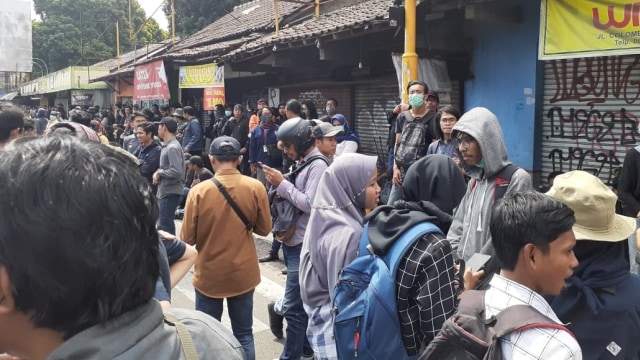 Suasana saat aksi Gejayan Memanggil yang menyebabkan sejumlah toko dan jalan sekitar ditutup. Foto: Arfiansyah Panji Purnadaru/kumparan