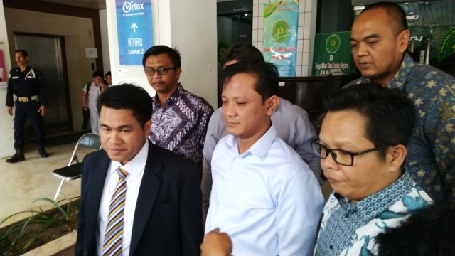 Caleg Gerindra, Ervin Luthfi (tengah) dan kuasa hukumnya, Amin Fahrudin (kiri) menggugat KPU di PTUN, Jakarta Timur, Senin (23/9). Foto: Fachrul Irwinsyah/kumparan