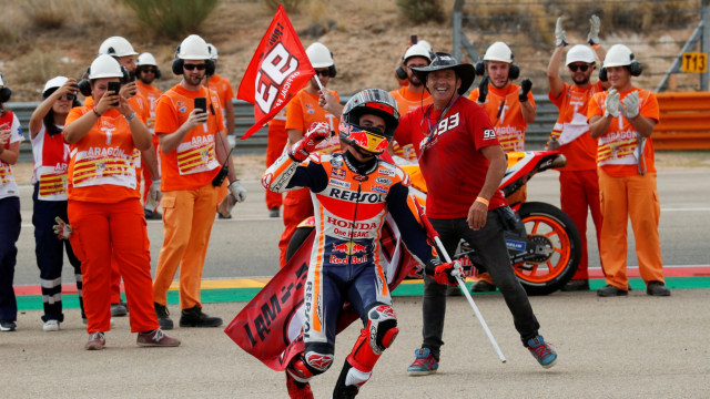Marc Marquez merayakan kemenangan di MotoGP Aragon. Foto: Reuters/Albert Gea