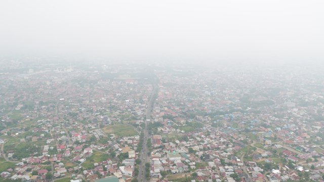 Asap kebakaran hutan dan lahan (karhutla) Sumatera mulai menyelimuti Kota Banda Aceh, Senin (23/9). Foto: Abdul Hadi/acehkini