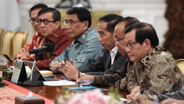 Presiden Joko Widodo (keempat kiri) didampingi sejumlah menteri, beraudiensi bersama pimpinan DPR dan fraksi di Istana Merdeka, Jakarta, Senin (23/9/2019). Foto: ANTARA FOTO/Puspa Perwitasari