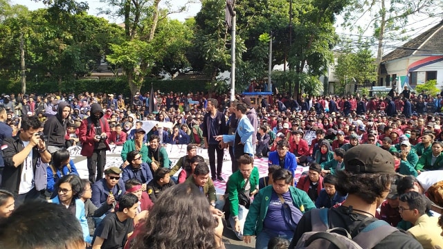 Aksi mahasiswa dari berbagai universitas di Bandung yang berlangsung di depan Kantor DPRD Jabar, Jalan Diponegoro. Foto: Rachmadi Rasyad/kumparan