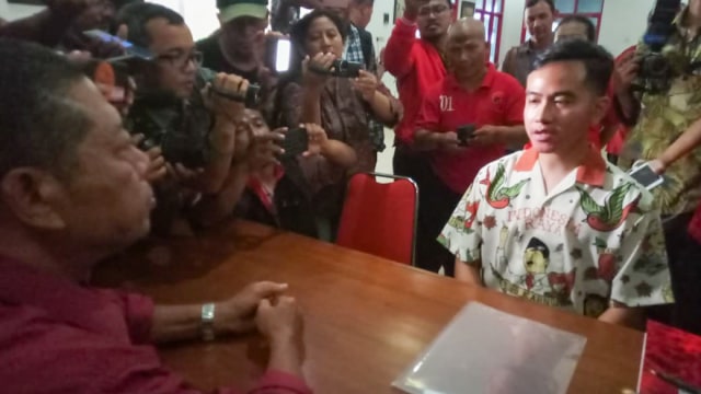 Gibran Rakabuming Raka, anak Presiden Jokowi, resmi jadi kader PDIP setelah buat KTA di DPC PDIP Solo. Foto: Dok. Kumparan