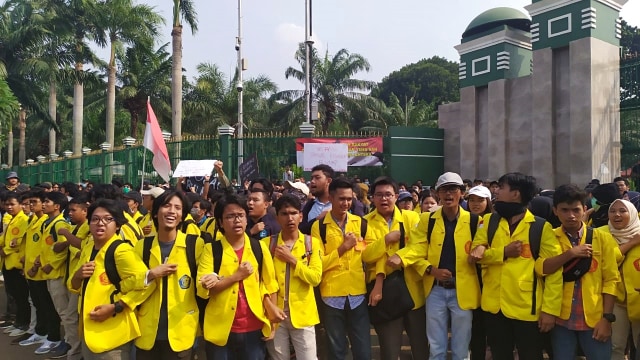 Unjuk rasa mahasiswa di depan gedung DPR tolak revisi UU KPK