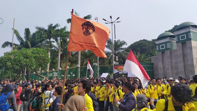 Unjuk rasa mahasiswa di depan gedung DPR tolak revisi UU KPK