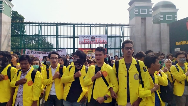 Unjuk rasa mahasiswa di depan gedung DPR tolak revisi UU KPK