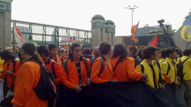 Unjuk rasa mahasiswa di depan gedung DPR tolak revisi UU KPK