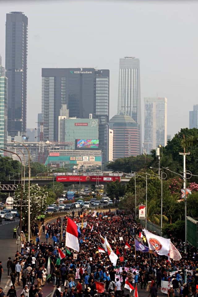 Suasana mahasiswa berunjuk rasa di depan gedung DPR, Jakarta Pusat, pada Senin (23/9). Foto: Irfan Adi Saputra/kumparan