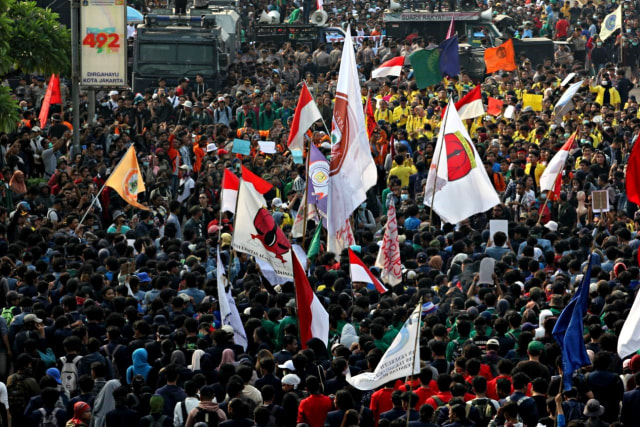 Suasana mahasiswa berunjuk rasa di depan gedung DPR, Jakarta Pusat, pada Senin (23/9). Foto: Irfan Adi Saputra/kumparan