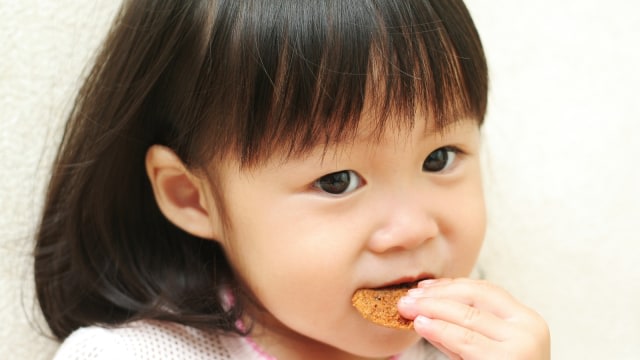 Ilustrasi anak makan makanan tidak sehat. Foto: Thinkstock
