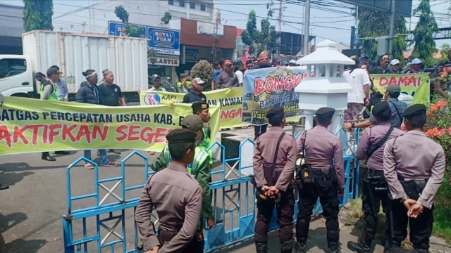 Puluhan orang yang tergabung dalam Komunitas Aktivis Pro Investasi (KAPI) Kabupaten Brebes menggelar aksi unjuk rasa Senin 23 September 2019. (Foto: Fajar Eko)