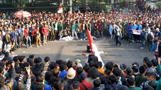 Demo Mahasiswa Di Bandung Memanas, Ban Dibakar Dan Pagar DPRD Digoyang ...