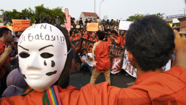 Mahasiswa IKJ saat ikut aksi di depan DPR RI, Jakarta Pusat