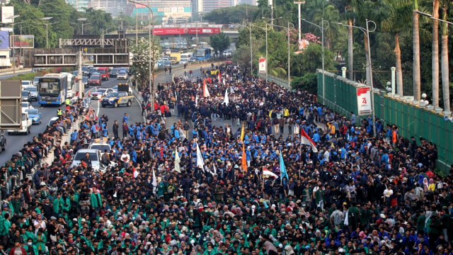 Sejumlah mahasiswa berunjuk rasa di depan gedung DPR, Jakarta Pusat, pada Senin (23/9). Foto: Irfan Adi Saputra/kumparan