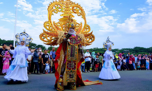 Sebanyak 80 peserta dari 19 Kecamatan mengikuti karnaval budaya pada kegiatan Festival Pesona Danau Limboto 2019. Minggu (22/9). Foto : Dok Banthayo.id