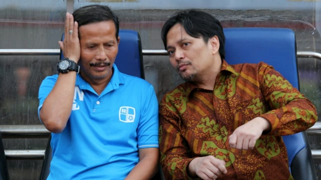 Pelatih Barito Putera, Djajang Nurjaman (kiri) di Stadion Patriot Candrabhaga, Senin (23/9/2019). Foto: Nugroho Sejati/kumparan
