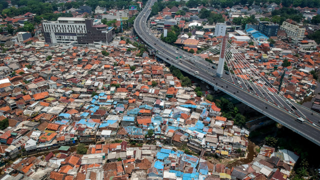 Foto udara permukiman warga di dekat Jembatan Layang Pasupati di Bandung, Jawa Barat, Senin (23/9/2019). Foto: ANTARA FOTO/Raisan Al Farisi