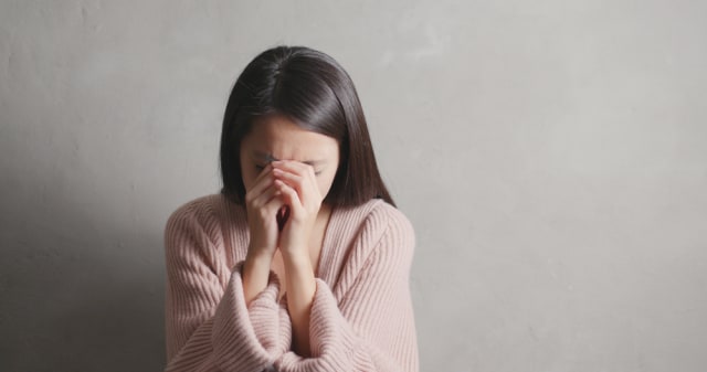 Ilustrasi perempuan berada di fase 5 stages of grief saat berduka. Foto: Shutterstock