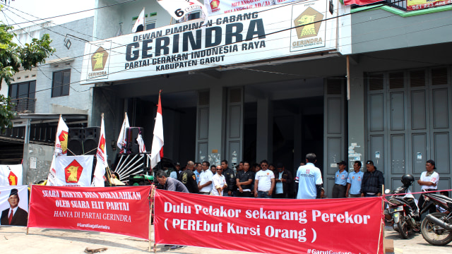 Simpatisan dan relawan Partai Gerindra Kabupaten Garut, melakukan aksi demonstrasi di kantor DPC Gerindra Kabupaten Garut, Senin (23/9/2019). Foto: kumparan