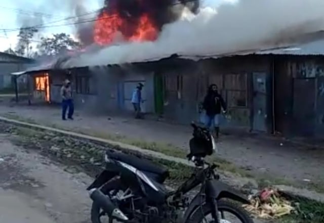 Para pedemo anarkistis di Wamena membakar sejumlah rumah warga, pertokoan, hingga kantor pemerintahan. (BumiPapua.com/Katharina)