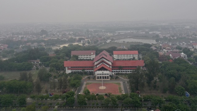 Kondisi kabut asap di sekitar kantor Gubernur Aceh, Banda Aceh. Foto: Abdul Hadi/acehkini 