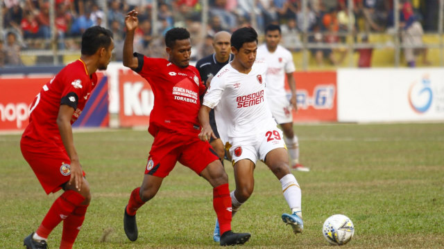 Pemain PSM dan Semen Padang berduel memperebutkan bola. Foto: Dok. Media PSM