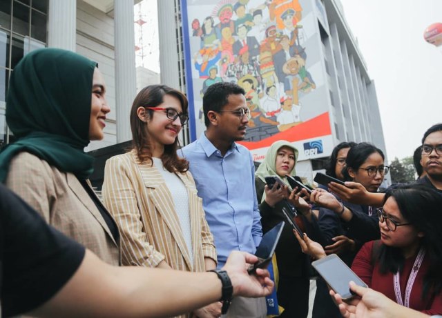Foto: (dari kiri) Dara Nasution, Tsamara Amany, Faldo Madini, mengajukan gugatan UU Pilkada ke MK/ instagram.com/daranasution1
