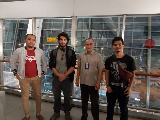 WNA saat hendak dipulangkan ke negara asalnya melalui Bandara Tjilik Riwut Palangka Raya.(Foto: Arnoldus)