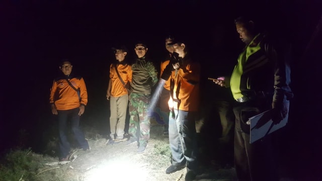 Tim SAR Gabungan bersama aparat dan warga setempat, saat lakukan pencarian korban tenggelam di sungai Bengawan Solo, di Desa Kabalan Kecamatan Kanor Kabupaten Bojonegoro. Senin (23/09/2019)