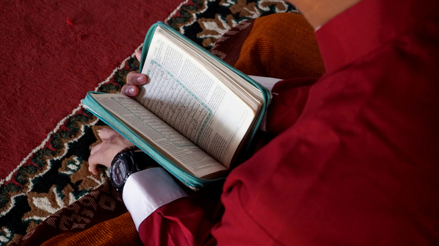 Ammar, santri Pesantren Daarul Quran Cinagara, membaca al-quran. Foto: Fanny Kusumawardhani/kumparan