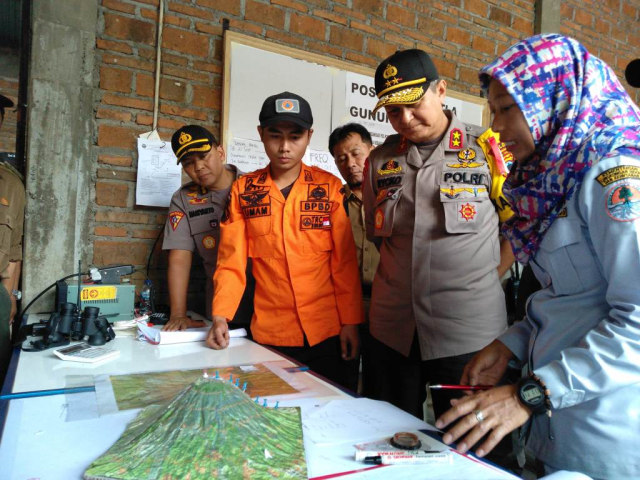 Kapolda Jateng Irjen Rycko Amelza Dahniel memantau pos penangangan kebakaran hutan dan lahan Gunung Sumbing, di Temanggung, Senin (23/9/2019). Foto: ari.