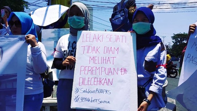 Aksi yang dilakukan untuk mendukung pengesahan RUU Penghapusan Kekerasan Seksual (RUU-PKS) yang dilakukan di tugu zero point Kota Manado, Sulawesi Utara. (foto: dokumentasi KKMSK)