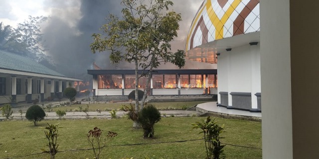 Kompleks pemerintahan di Kantor Bupati Jayawijaya habis terbakar oleh massa anarkis. (BumiPapua.com/Stefanus) 