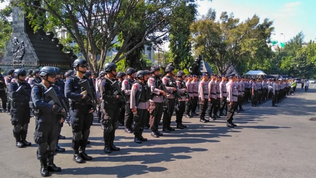 Apel ratusan anggota polisi untuk pengamanan jalannya aksi unjuk rasa didepan gedung DPRD Jawa Tengah. Foto: Afiati Tsalitsati/Kumparan